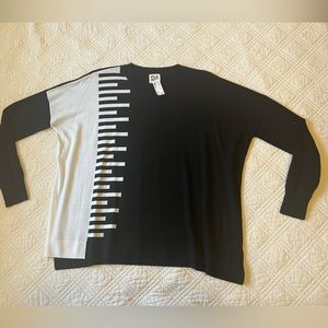 Black and white Onesize Planet sweater